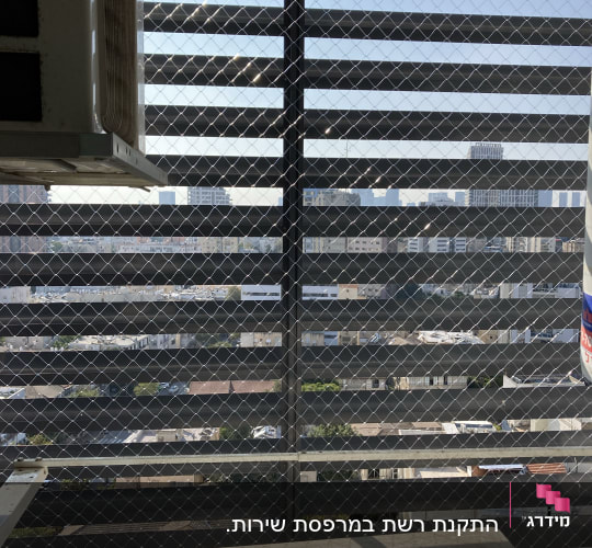 רשת מתכת על חלון למניעת כניסת יונים